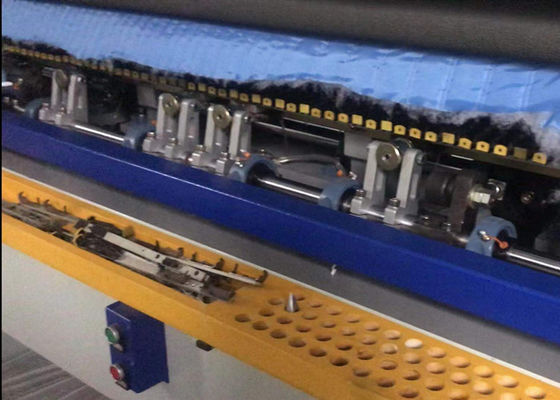 Industrial Quilt Machine produceert blankets wit en blauw max 240m/h